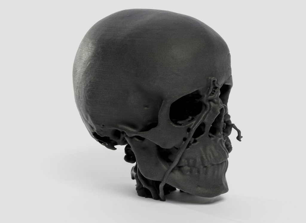 Drukarka 3D z czaszką z drukarką 3D NILS 480 firmy SInterit. 
