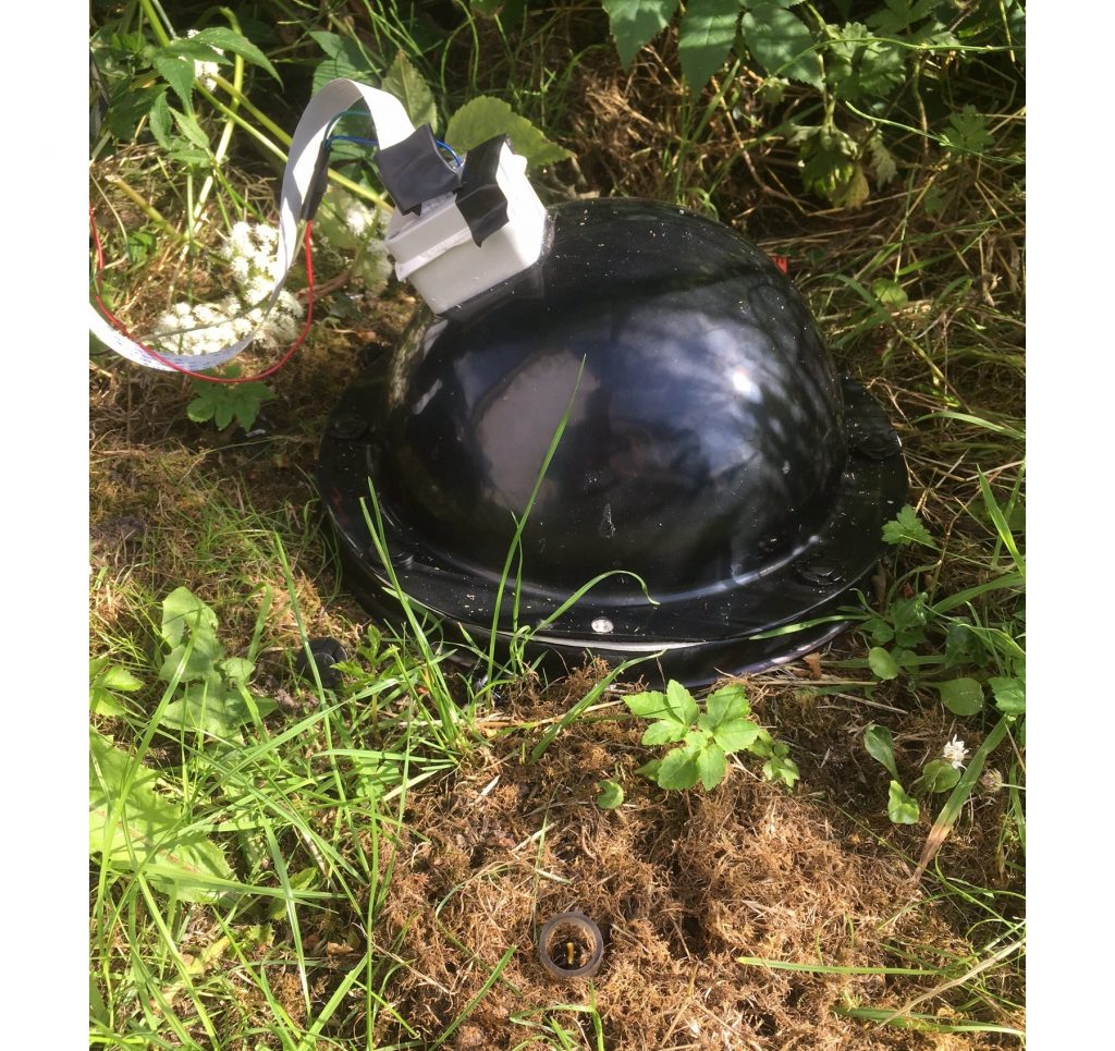 Bee Boxの外装。真っ黒な、ヘルメットの様な外装。上部にカメラが付いている。