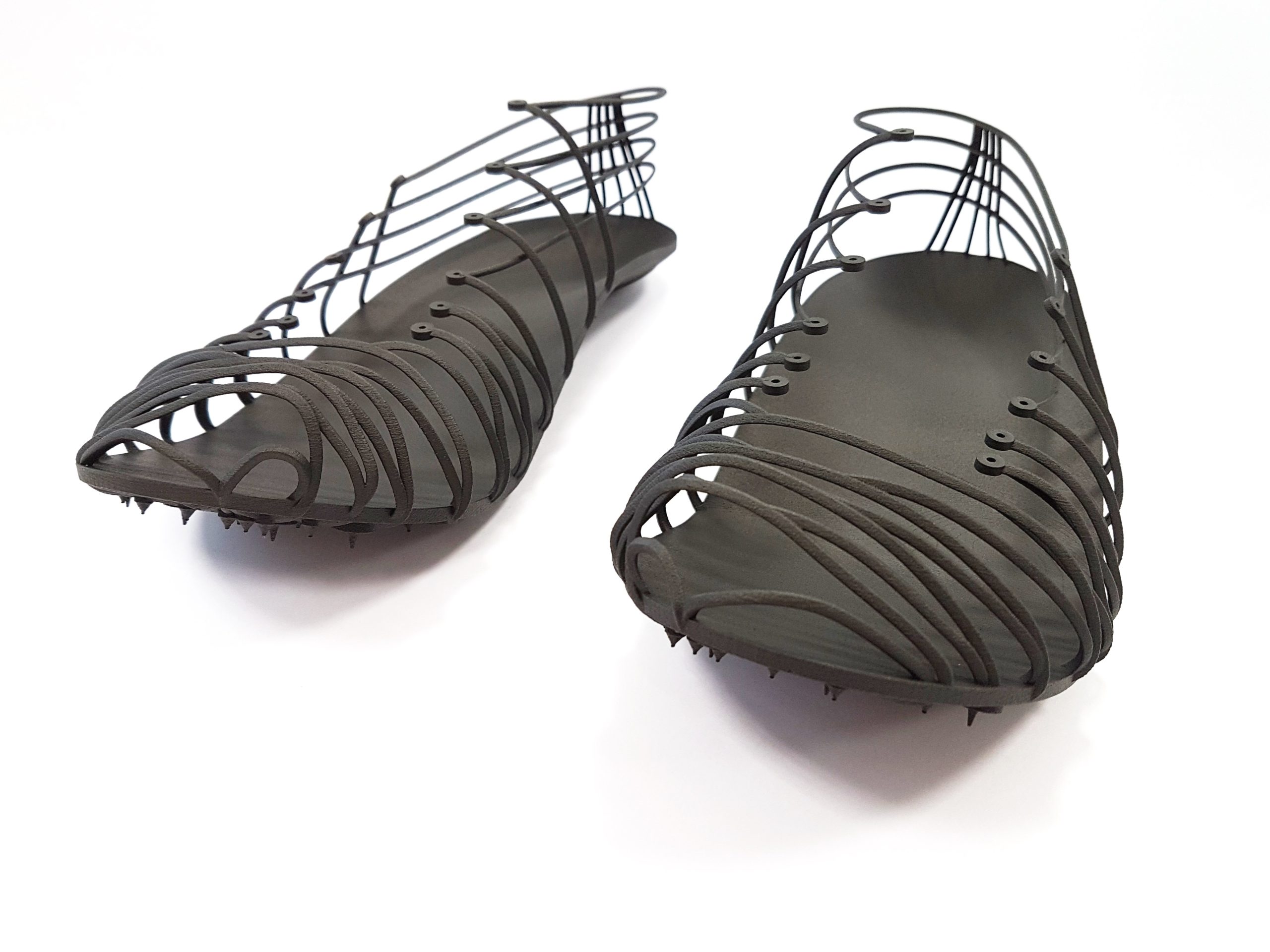 La chaussure Pleko a été imprimée en 3D dans le matériau composite rempli de fibres de carbone Windform SP de CRP Technology.  Photo via la technologie CRP.