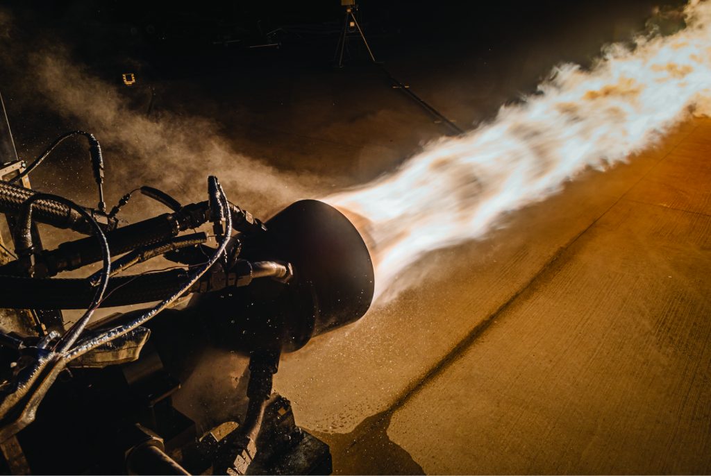 Le lanceur effectue un test de tir à chaud pour son moteur-fusée Engine-2 imprimé en 3D dans le complexe de test E du Stennis Space Center de la NASA.  Photo via Launcher/John Kraus Photographie.