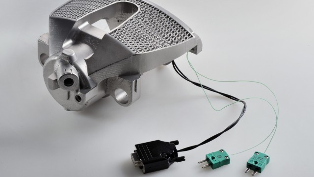 AM brake caliper with integrated sensors for measuring braking force and temperature. Photo via Fraunhofer ILT.