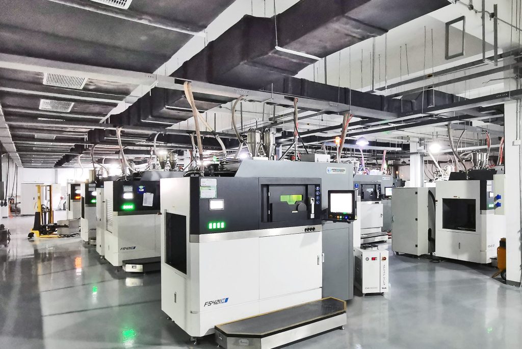Les imprimantes 3D métalliques FS421M de Farsoon installées dans l'usine Super AM de Falcontech.  Image via Falcontech.