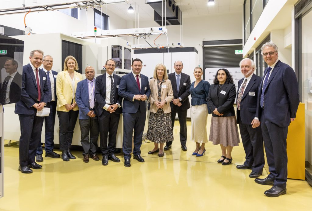 Le lancement du centre de fabrication de Sydney avec le ministre australien du commerce et de l'industrie, l'hon.  Stuart Ayres (sixième à partir de la gauche).