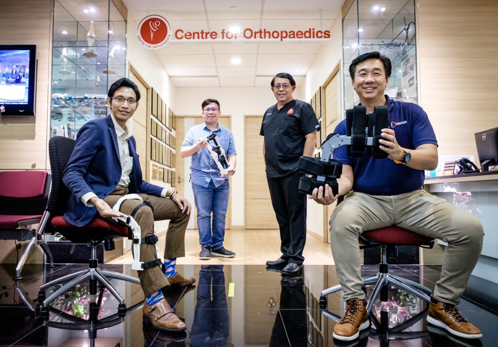 NTU's Chan Wai Lee wearing the university's 3D printed prototype knee brace and Joel Lim holding the team's prototype. 