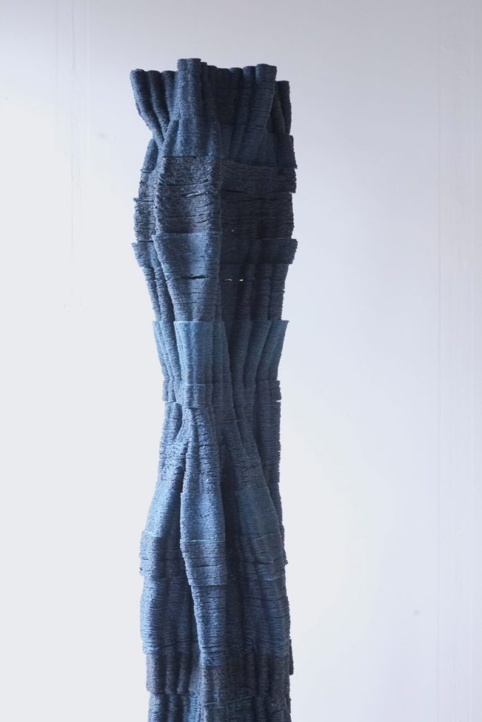 Blast Studio has also created a blue version of the Tree Column, which was dyed before being 3D printed. Photo via Blast Studio.