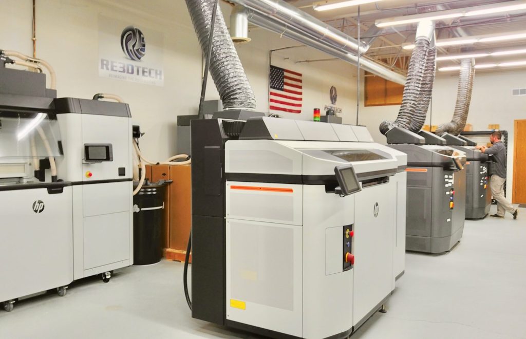 רצפת החנות של RE3DYTECH מצוידת במכונות הדפסה תלת מימדיות עם יכולת DMLS, FFF ו-MJF.
