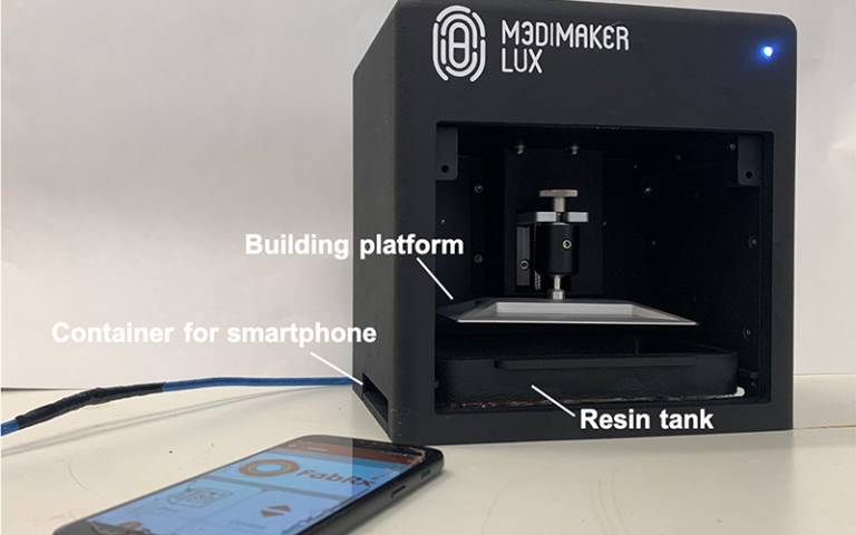 L'imprimante 3D LCD alimentée par smartphone des chercheurs.  Image via UCL.