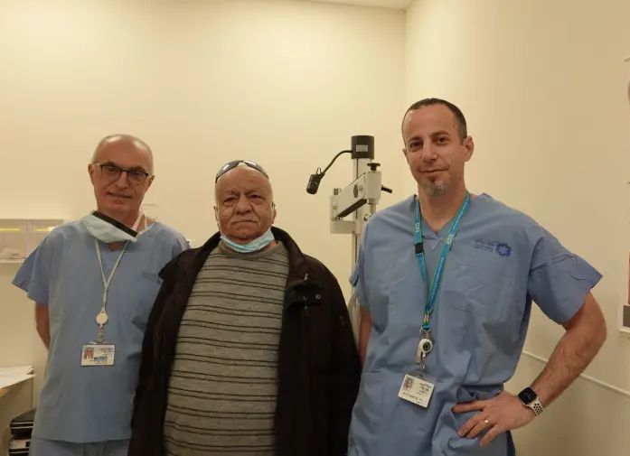 Le patient greffé aux côtés du Pr David Zadok et du Dr Liron Berkovich.  Photo via le Jerusalem Post, SZMC. 