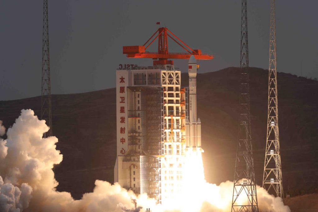 La fusée porteuse Longue Marche 6A décollant du centre de lancement de satellites de Taiyuan.  Photo de Zheng Taotao.