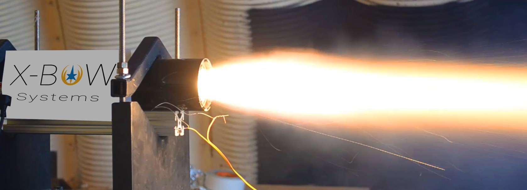 X-Bow teste l'un de ses moteurs de fusée à combustible solide.  Photo via X-Bow.