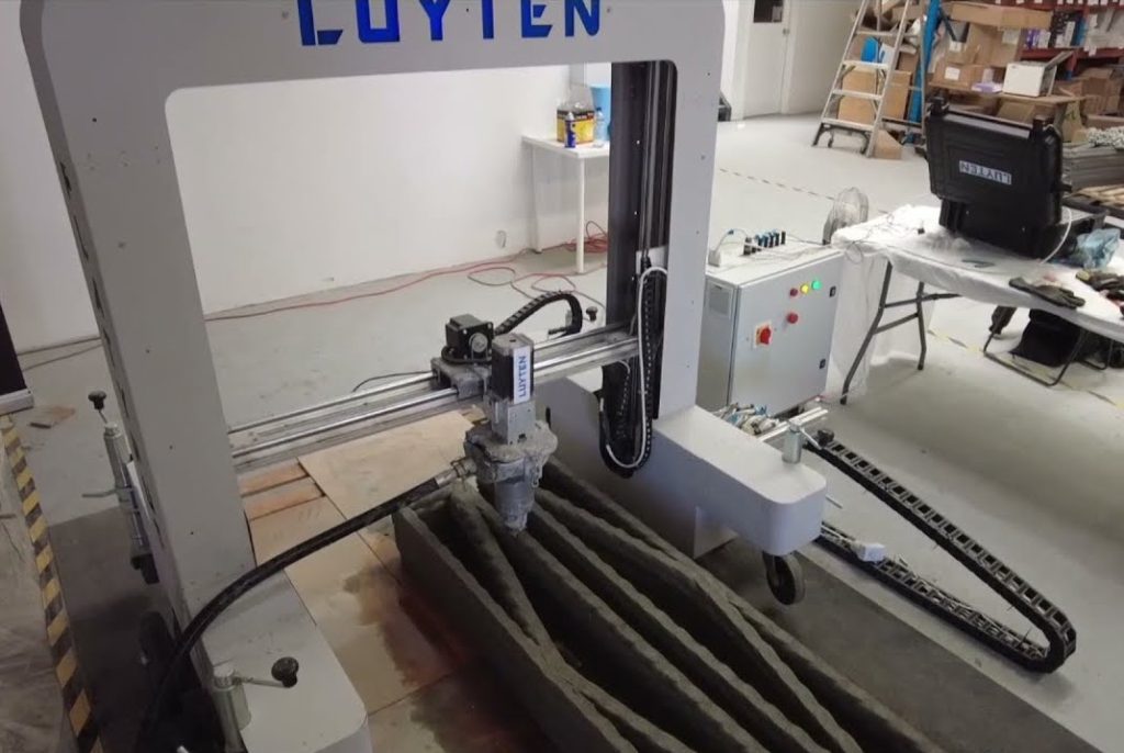 Luyten's Platypus 3D printer in-action. Photo via Jarett Gross, Automate Construction. 