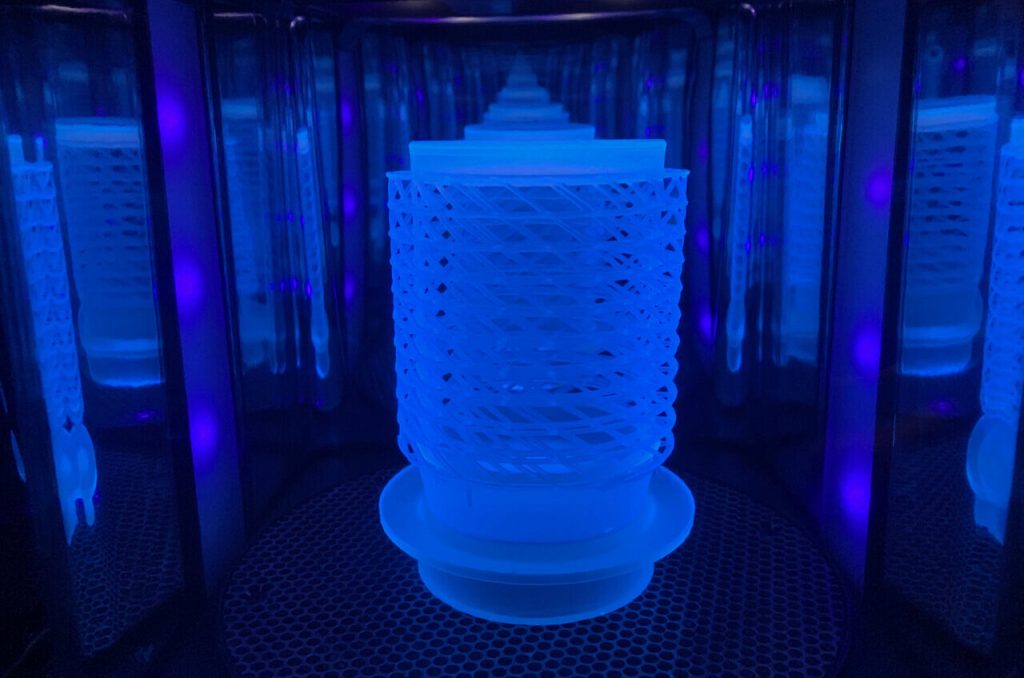 Une réplique à grande échelle de l'échafaudage imprimé en 3D qui soutient le tissu cardiaque.  Photo via Christos Michas.