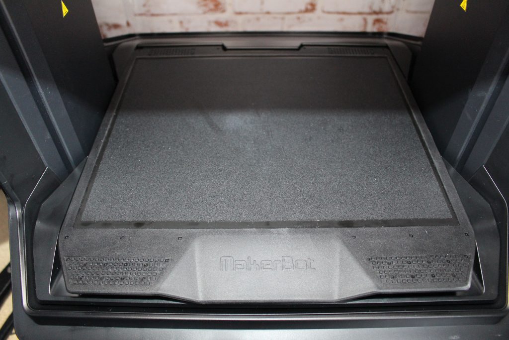 The print bed and touchscreen of the METHOD X. Photos by 3D Printing Industry.