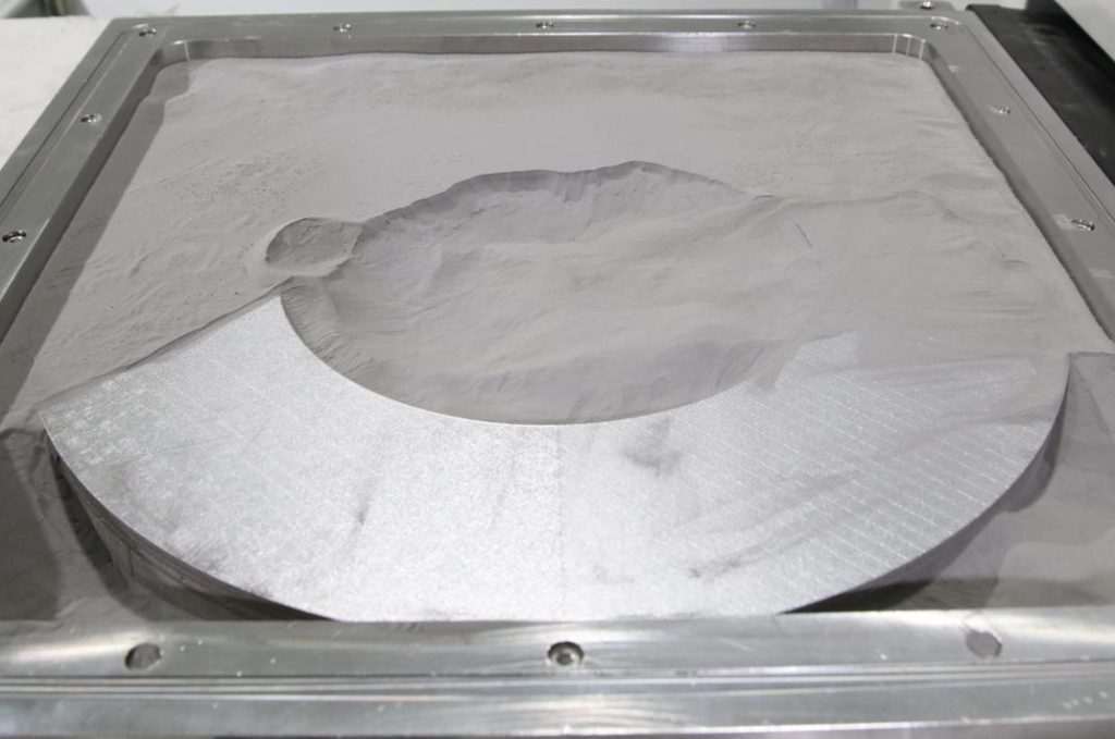 Un disque de frein imprimé en 3D dans la chambre de fabrication.  Photo via Eplus3D.