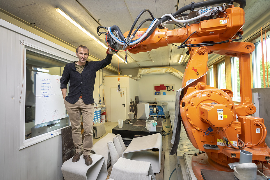 Andreas Trummer with the institute's own concrete 3D printer. Photo via Lunghammer - TU Graz.