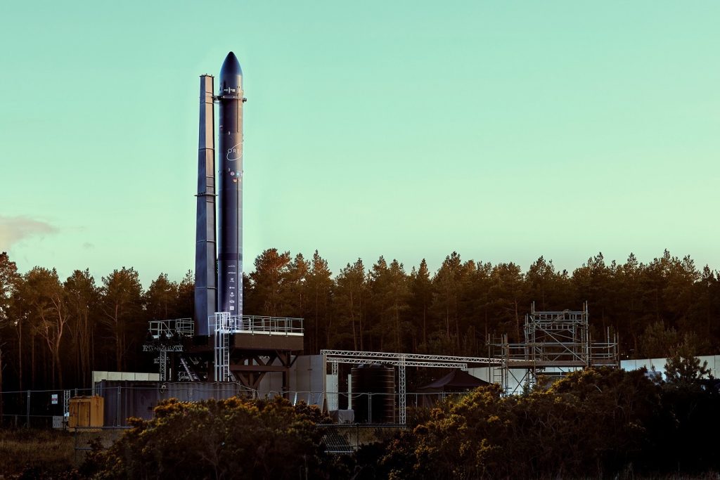 Le prototype de fusée Orbex Prime sur sa rampe de lancement.  Photo via Orbex.
