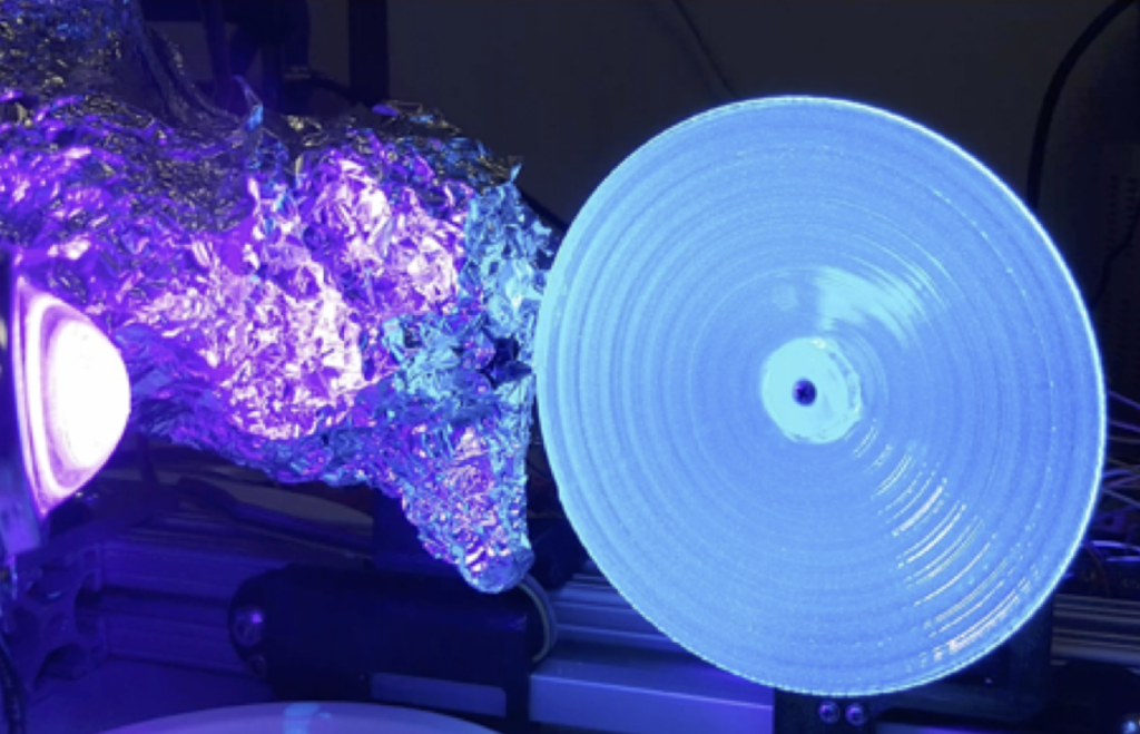 L'un des premiers réflecteurs paraboloïdes des chercheurs en cours d'impression 3D.  Photo via Mitsubishi Electric. 