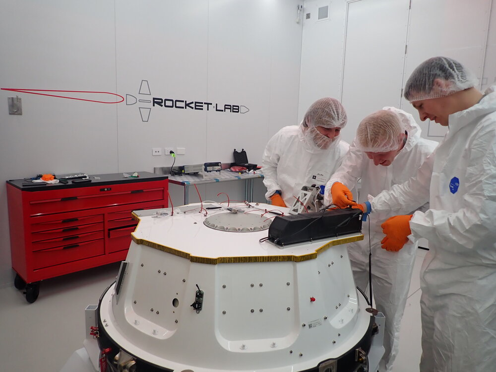 Le déployeur AlbaPod imprimé en 3D d'Alba Orbital est attaché à l'étage de lancement de la fusée Electron de Rocket Lab.  Photo via Alba Orbital.