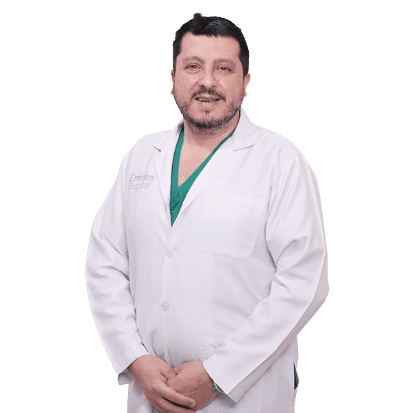 Dr Jehad Al Sukhun, spécialiste en chirurgie buccale et maxillo-faciale à Emirates Hosptial.  Photo via l'hôpital Emirates.