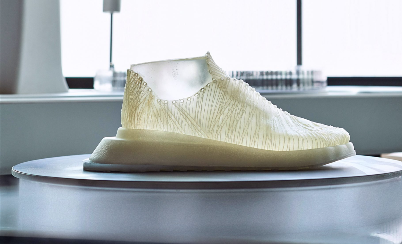 Une tige de chaussure fabriquée via le processus de tissage microbien.  Photo via Tom Mannion/Synthèse moderne.