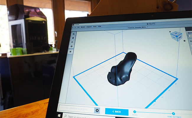 Digital model of a modified hand-stop visualized in Z-SUITE software before the 3D printing process. Photo via Zortrax.