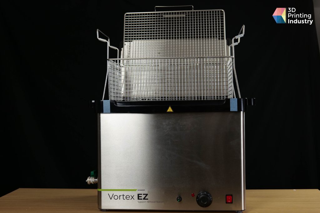 Le panier de pièces amovible du Vortex EZ.  Photo de l'industrie de l'impression 3D.