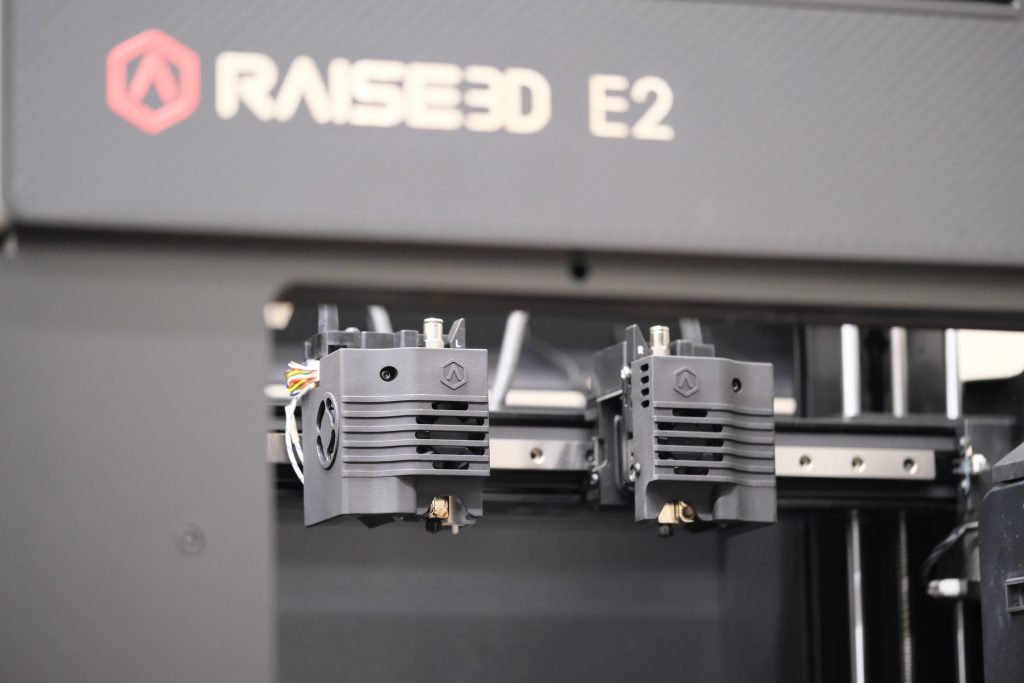 Une imprimante 3D Raise3D E2 avec le Copperhead Hotend de Slice Engineering.  Photo via Slice Engineering.