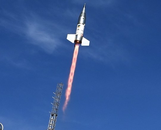 Lancement réussi de la fusée X-Bow's Bolt.  Photo via X-Bow Systems.  