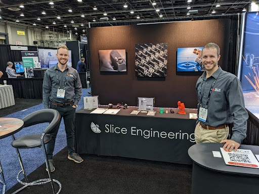 Le PDG de Slice Engineering, Dan Barousse, et l'employé Trevin Straka au RAPID + TCT 2022 à Chicago, Illinois.  Photo via Slice Engineering. 