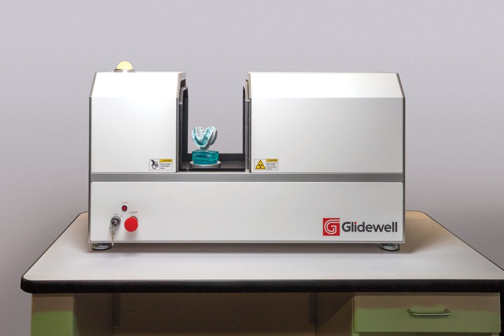 Le scanner micro-CT de Glidewell n'est que cela : micro.  Le faible encombrement le rend facile à ranger et à utiliser.  Photo via Glidewell.