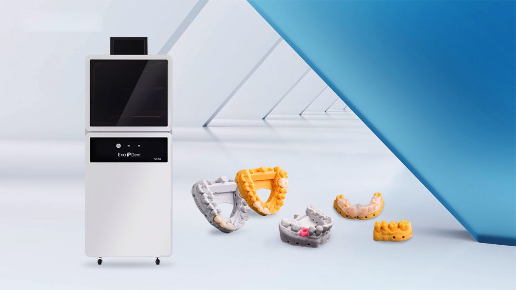The UnionTech S300 3D printer and a set of dental prints. Image via UnionTech. 