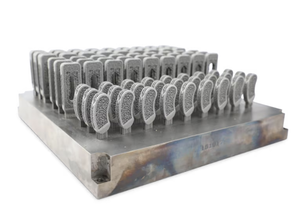 Une plaque de construction remplie d'implants rachidiens imprimés en 3D.  Image via les systèmes 3D. 