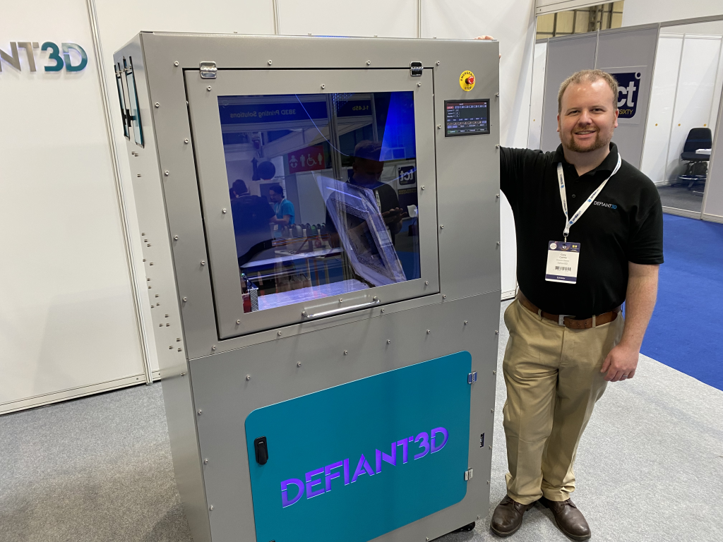 گری کنز بنیانگذار Defiant3D با Defiant200 جدید.  عکس از صنعت چاپ سه بعدی