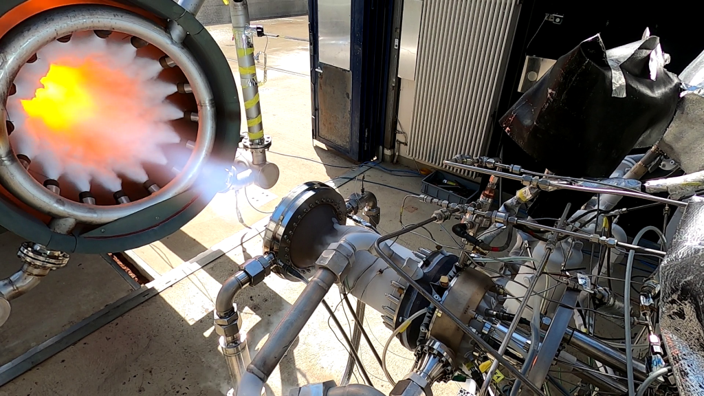 ArianeGroup testa câmaras de combustão impressas em 3D com fogo quente.  Foto via AMCM.