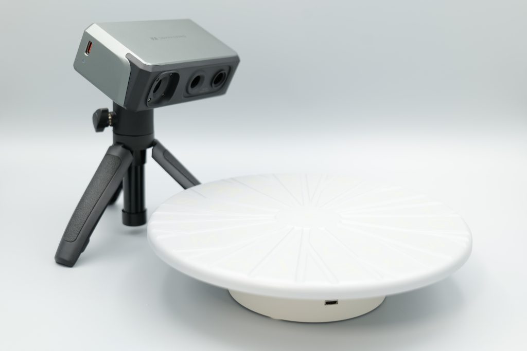 The Seal 3D scanner, tripod, and turntable from 3DMakerpro. Photo by 3D Printing Industry.