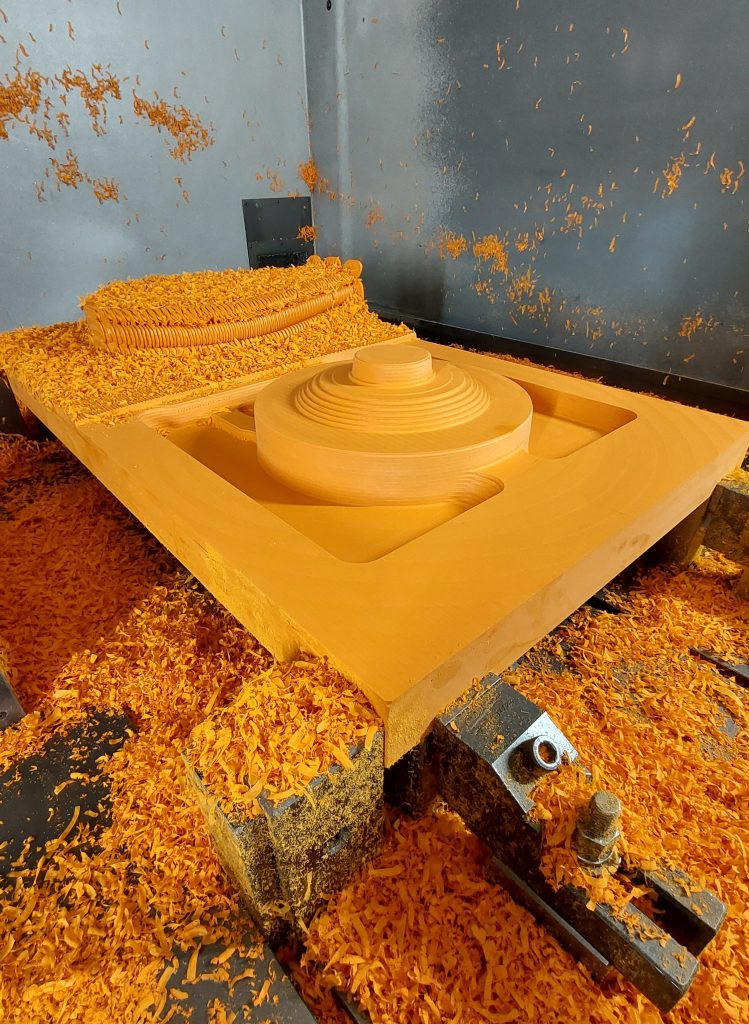 Proces frezowania modelu odlewu wytwarzanego metodą addytywną. Zdjęcie za pośrednictwem KraussMaffei.