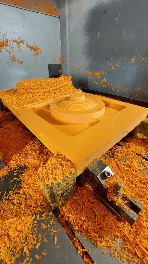 Milling process of the additively manufactured casting model. Photo via KraussMaffei.