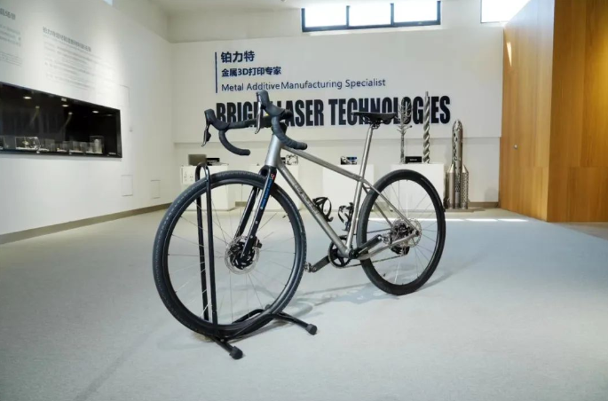 מסגרת אופניים מסגסוגת טיטניום בהדפסה מלאה בתלת מימד.  צילום באמצעות BLT.