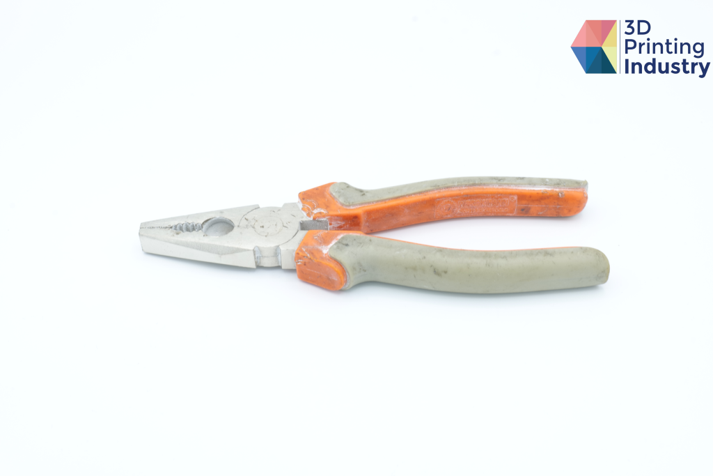 Pliers object and 3D scan result. Photo and image by 3D Printing Industry
