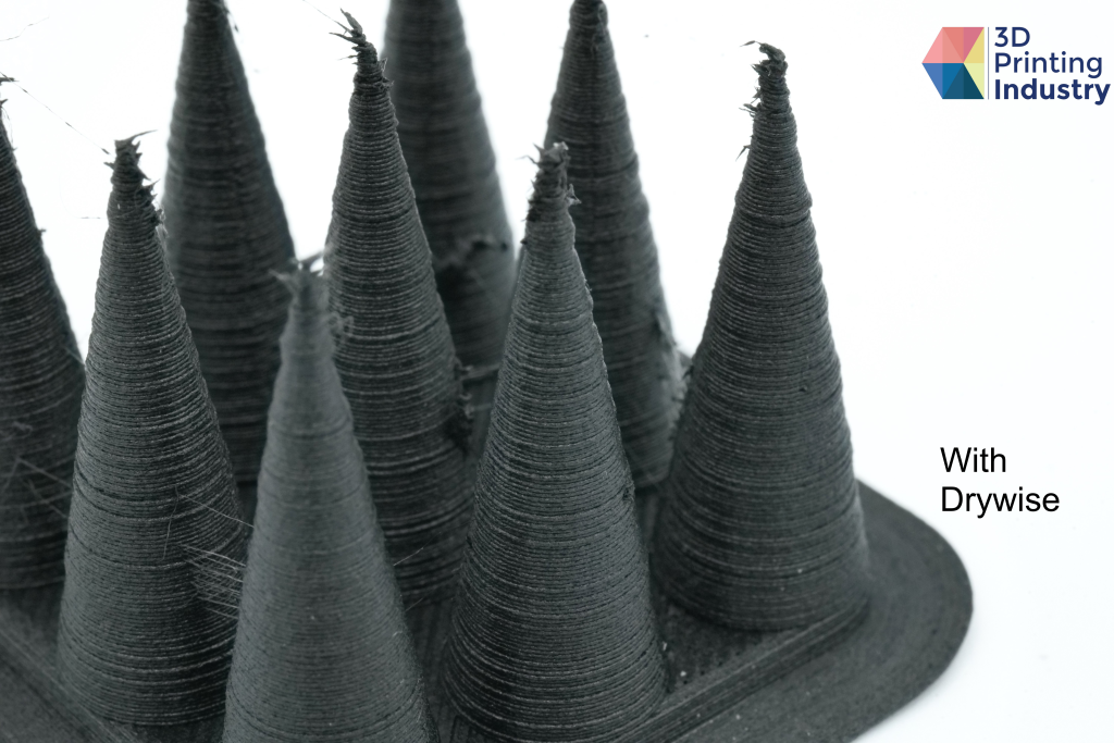 Non-dried PAHT CF 9891 and dried material retraction results. Photos by 3D Printing Industry.