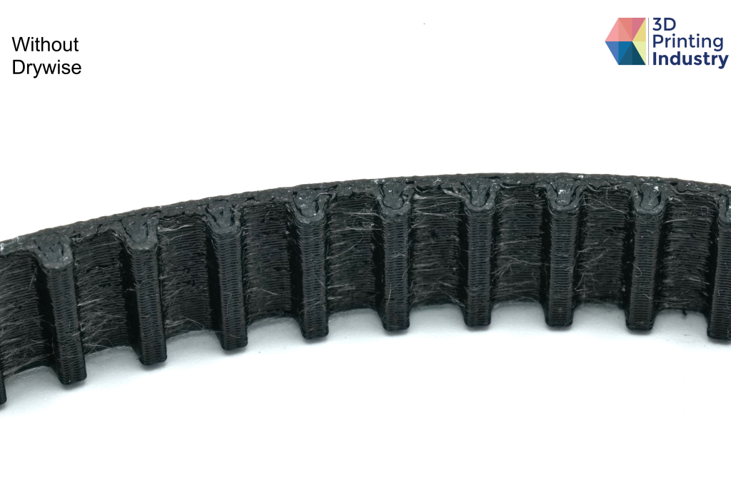 Drive belt 3D printed with non-dried and dried filament. Photos by 3D Printing Industry.