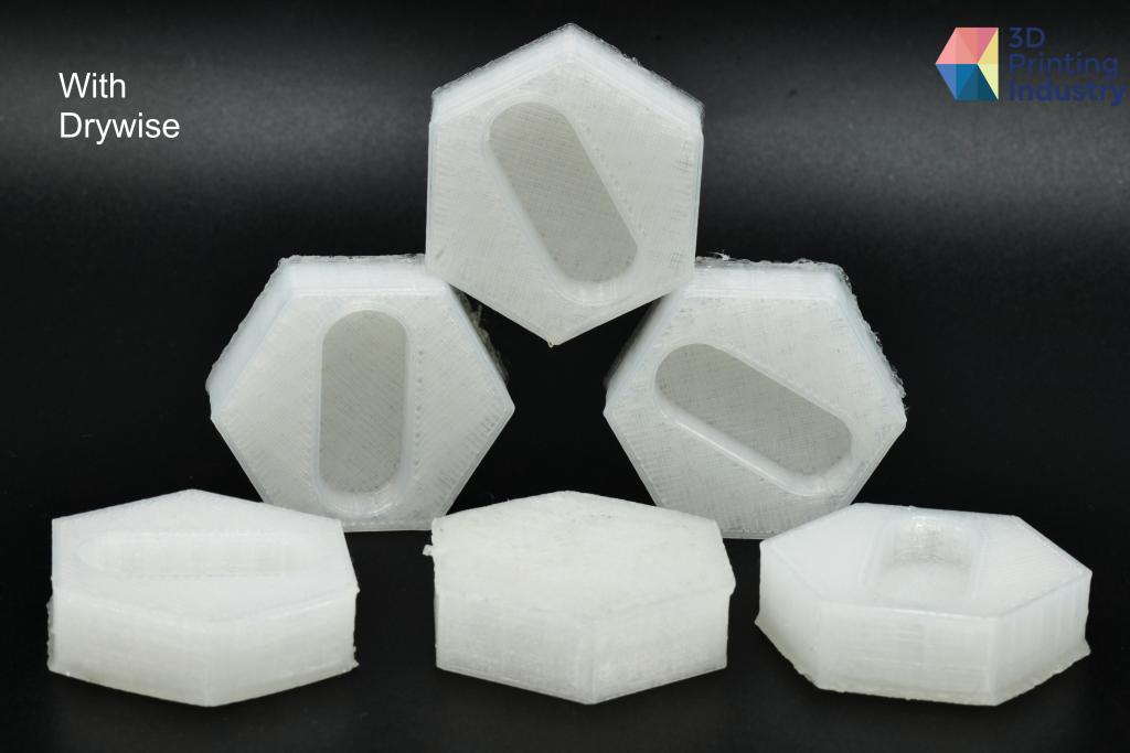 Hexagon and tube accuracy test parts 3D printed with non-dried and dried BASF PA filament. Photos by 3D Printing Industry. 