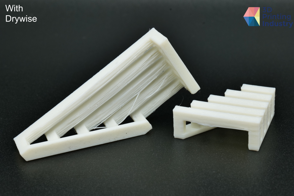 Overhang test 3D printed with non-dried and dried filament. Photos by 3D Printing Industry.