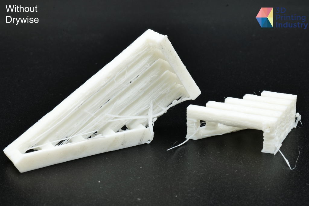 Overhang test 3D printed with non-dried and dried filament. Photos by 3D Printing Industry.  