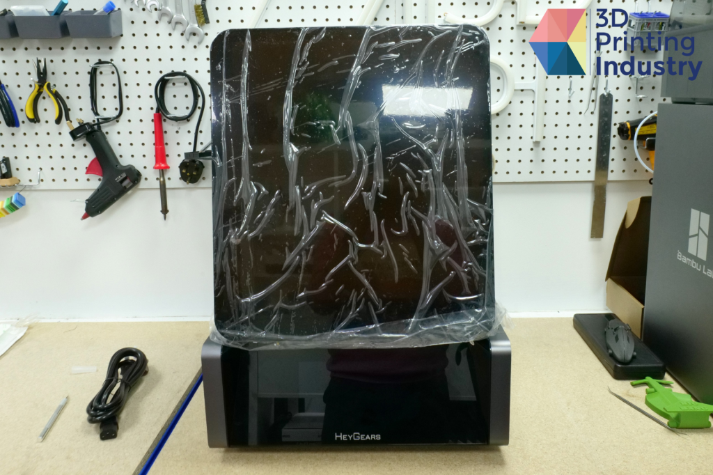 The UltraCraft Reflex, accessories, 6K LCD screen, and build plate. Photos by 3D Printing Industry