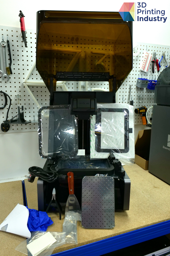The UltraCraft Reflex, accessories, 6K LCD screen, and build plate. Photos by 3D Printing Industry.
