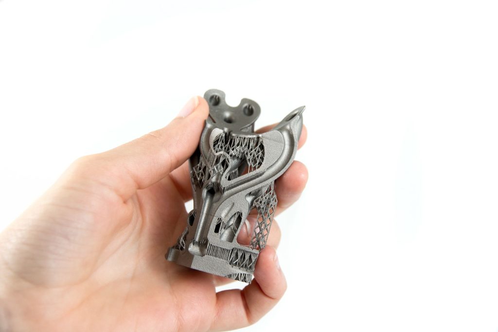Composant métallique imprimé en 3D avec moins de structures de support.  photo via Matérialiser.