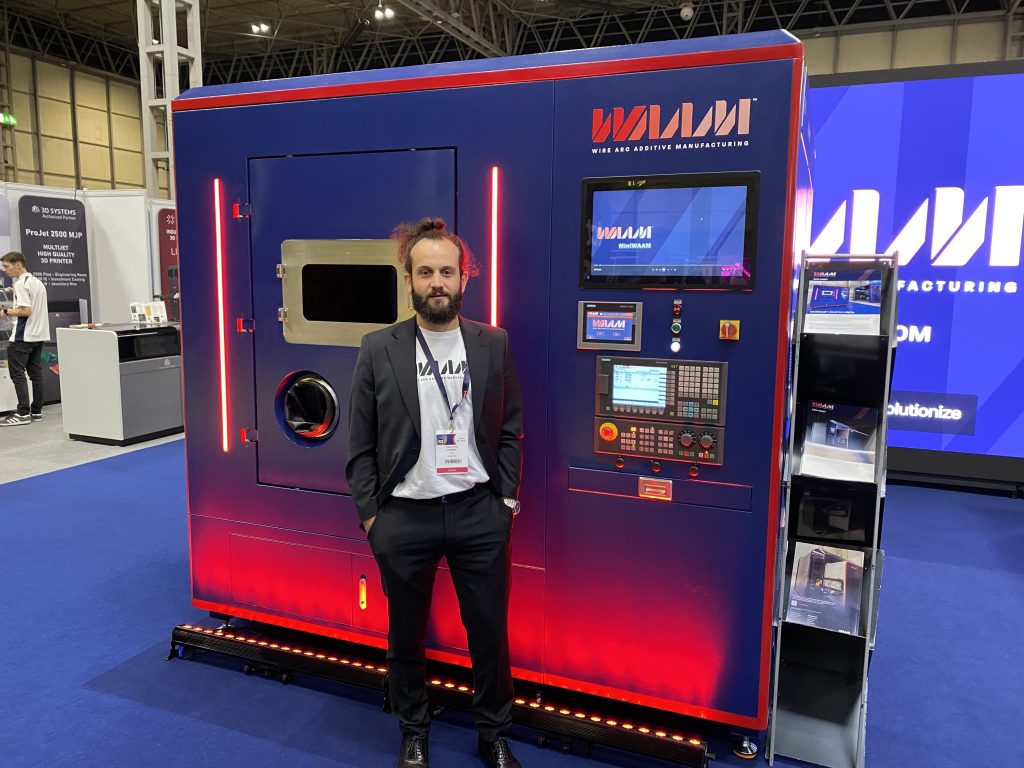 Filomeno Martina، مدیر عامل WAAM3D، با چاپگر سه بعدی MiniWAAM جدید در TCT3Sixty 2024. عکس توسط صنعت چاپ سه بعدی.