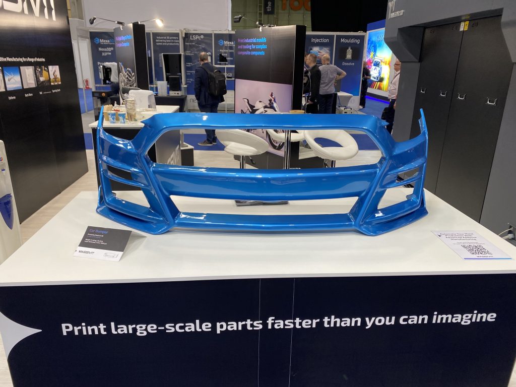 قطعه سپر ماشین چاپ شده از Massivit-3D.  عکس از صنعت چاپ سه بعدی