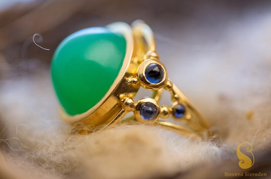 Stevens Sieraden used Wax Castable to create this 18-carat gold ring, featuring a house-cut chrysoprase with sapphires set around the stone. Photo via Liqcreate.